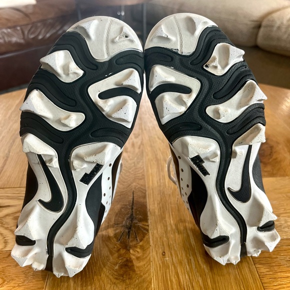 Nike Black and White Sports Cleats - Picture 7 of 8